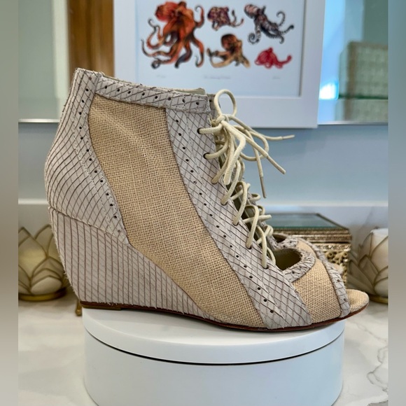 Elizabeth and James - Leather/Linen Open Front Lace-Up Wedge Heel - EUC 6 1/2 - Picture 3 of 15